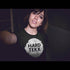 Frau mit Hardtekk Circle T-Shirt
